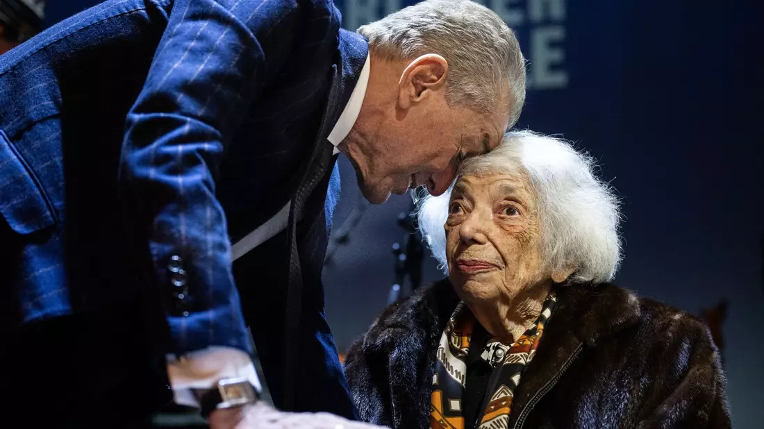 Pianist Igor Levit (l) und Cosima Soulez Lariviere auf der Bühne in Berlin. - Bild: Hannes P. Albert/dpa