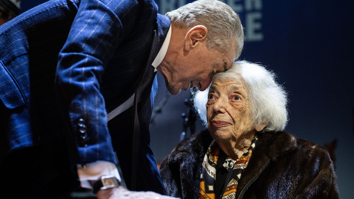 Pianist Igor Levit (l) und Cosima Soulez Lariviere auf der Bühne in Berlin. - Foto: Hannes P. Albert/dpa