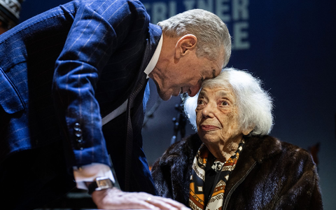 Pianist Igor Levit (l) und Cosima Soulez Lariviere auf der Bühne in Berlin. - Foto: Hannes P. Albert/dpa Pianist Igor Levit (l) und Cosima Soulez Lariviere auf der Bühne in Berlin. - Foto: Hannes P. Albert/dpa