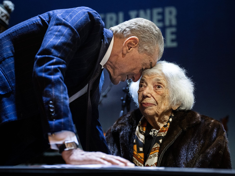 Pianist Igor Levit (l) und Cosima Soulez Lariviere auf der Bühne in Berlin. - Foto: Hannes P. Albert/dpa