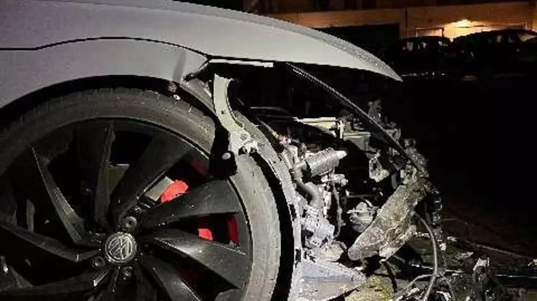 POL-WOB: Geparktes Fahrzeug stark beschädigt - Unfallverursacher flüchtet - Bild: presseportal.de