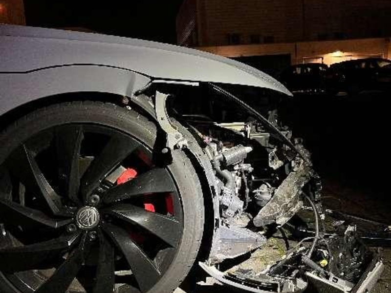 POL-WOB: Geparktes Fahrzeug stark beschädigt - Unfallverursacher flüchtet - Foto: presseportal.de