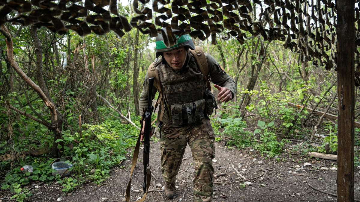 Ein ukrainischer Soldat der 28. Brigade an der Frontlinie in Awdijiwka in der Region Donezk. - Foto: Evgeniy Maloletka/AP/dpa