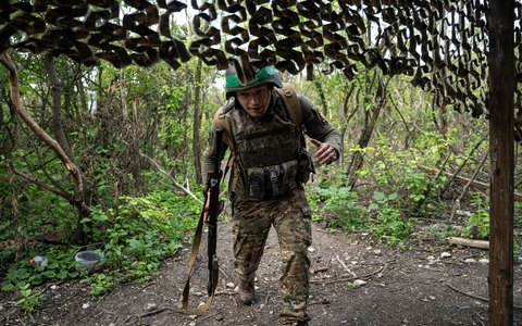 Ein ukrainischer Soldat der 28. Brigade an der Frontlinie in Awdijiwka in der Region Donezk. - Foto: Evgeniy Maloletka/AP/dpa