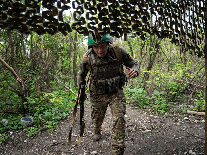 Ein ukrainischer Soldat der 28. Brigade an der Frontlinie in Awdijiwka in der Region Donezk. - Foto: Evgeniy Maloletka/AP/dpa