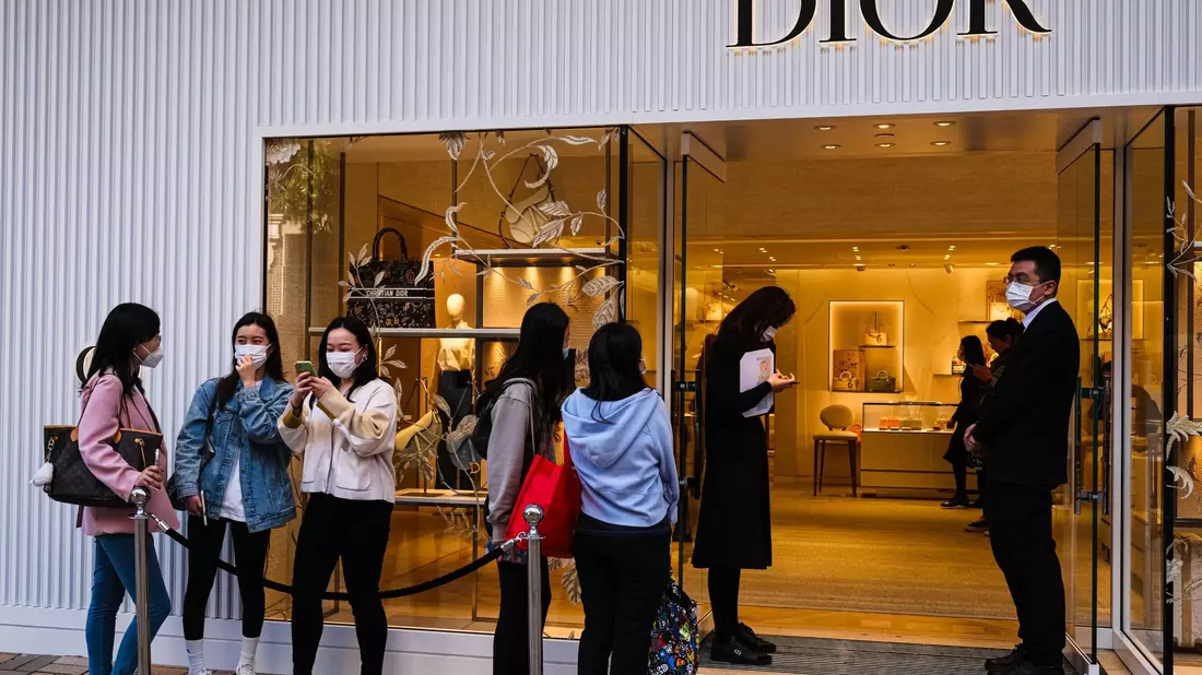 Geschäft der Luxusmodemarke «Dior» im Einkaufsviertel Tsim Sha Tsui in Homgkong. - Bild: Keith Tsuji/ZUMA Press Wire/dpa