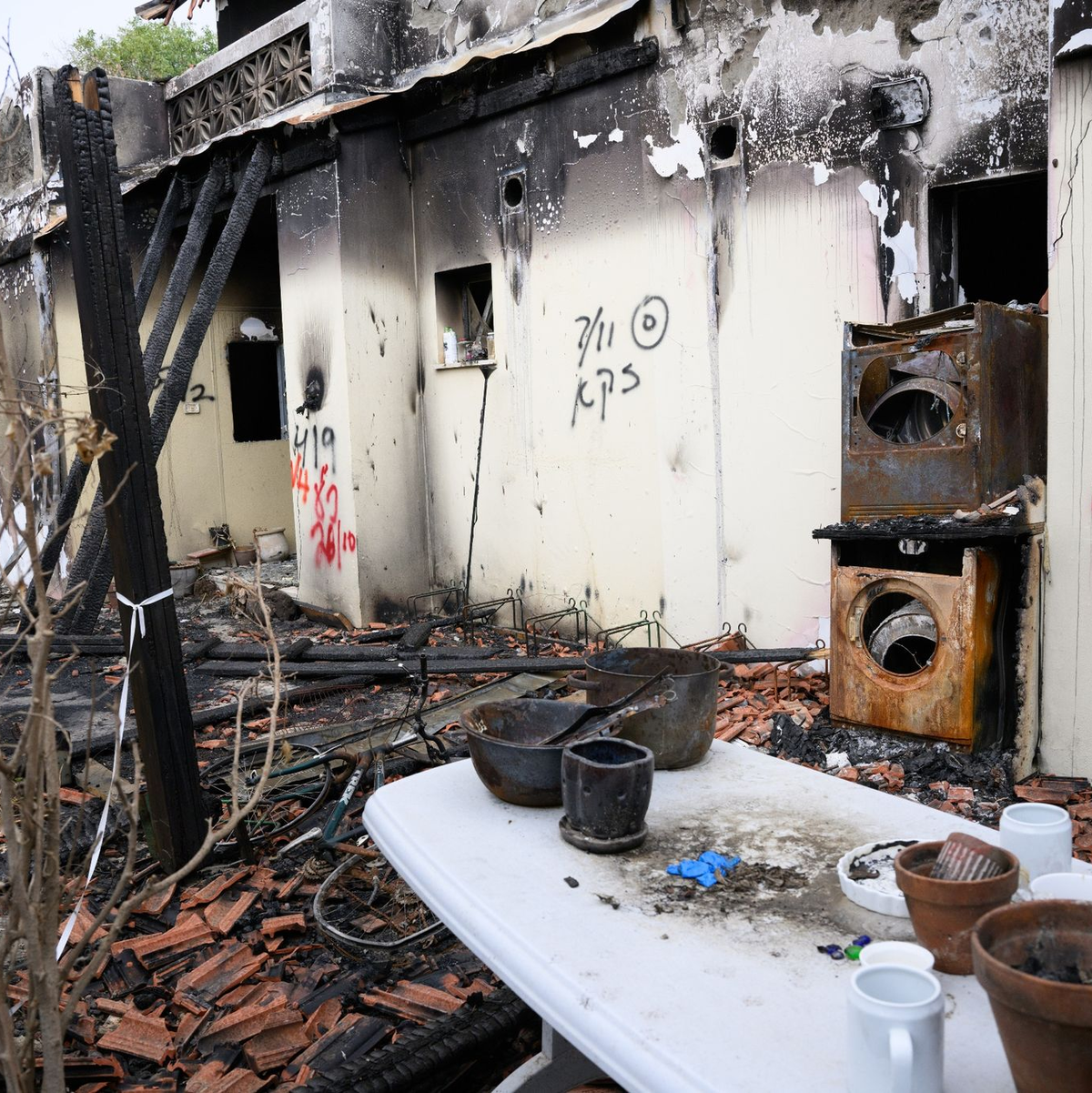 Trümmer vor einem zerstörten Haus im Kibbutz Be'eri an der Grenze zum Gazastreifen. Der Kibbutz Be'eri war mitunter am stärksten vom Terrorangriff am 7. Oktober betroffen. - Foto: Bernd von Jutrczenka/dpa