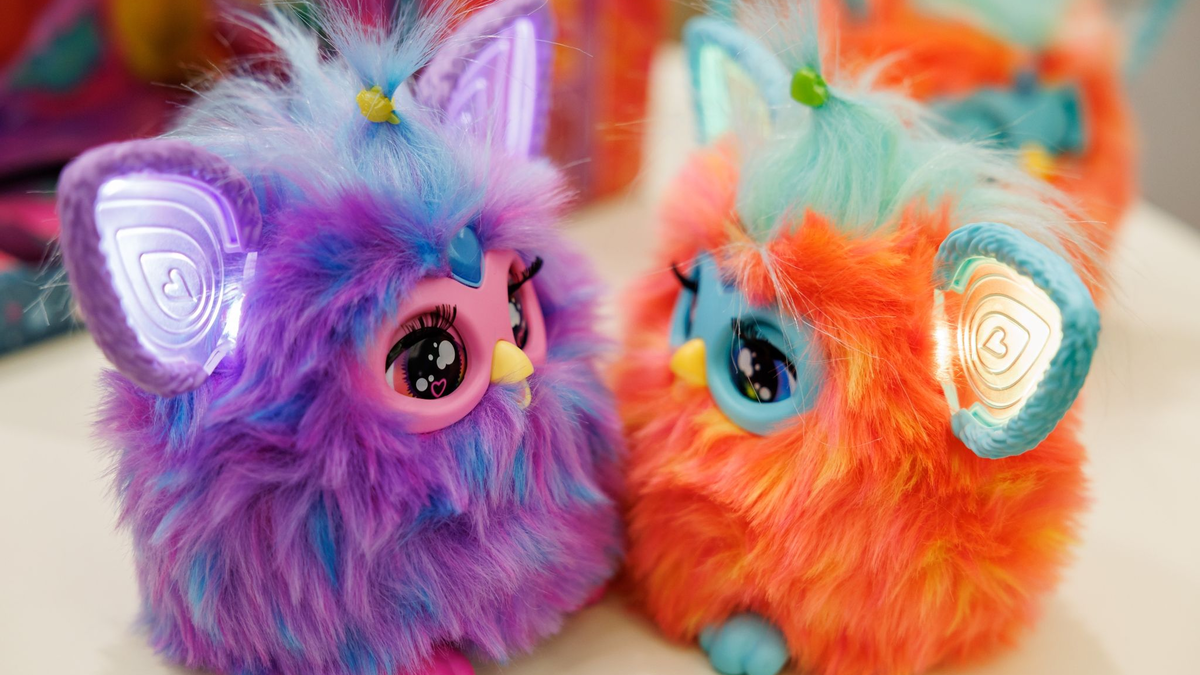 Die Plüschfiguren Furby von Hasbro zählen zu den «Top 10 Spielzeugen 2023». - Foto: Daniel Karmann/dpa