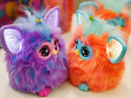 Die Plüschfiguren Furby von Hasbro zählen zu den «Top 10 Spielzeugen 2023». - Foto: Daniel Karmann/dpa