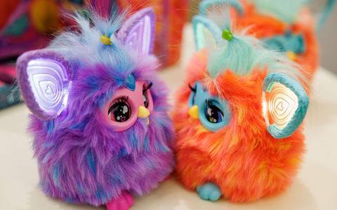 Die Plüschfiguren Furby von Hasbro zählen zu den «Top 10 Spielzeugen 2023». - Foto: Daniel Karmann/dpa