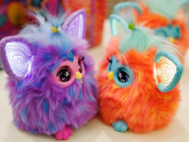 Die Plüschfiguren Furby von Hasbro zählen zu den «Top 10 Spielzeugen 2023». - Foto: Daniel Karmann/dpa