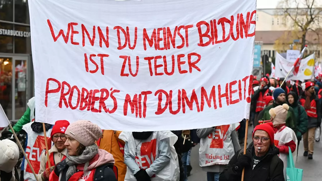 Teilnehmer des Bildungsstreiktages in Karlsruhe. - Bild: Uli Deck/dpa