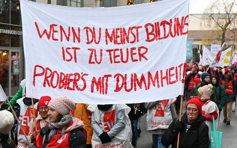 Teilnehmer des Bildungsstreiktages in Karlsruhe. - Foto: Uli Deck/dpa