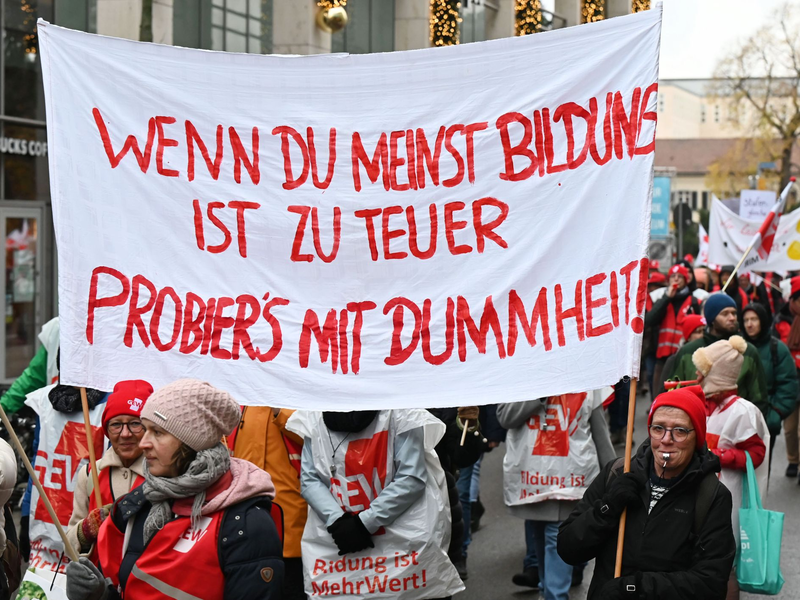 Teilnehmer des Bildungsstreiktages in Karlsruhe. - Foto: Uli Deck/dpa