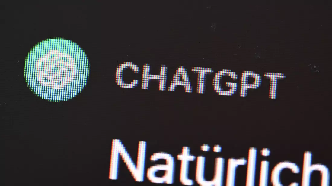 Das Logo ChatGPT auf einem Computerbildschirm. - Bild: Bernd Weißbrod/dpa