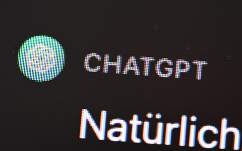Das Logo ChatGPT auf einem Computerbildschirm. - Foto: Bernd Weißbrod/dpa