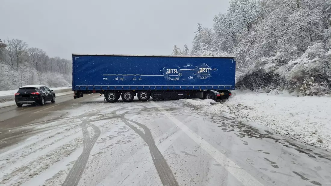 API-TH: Sattelzug steht quer auf der Fahrbahn - Bild: presseportal.de