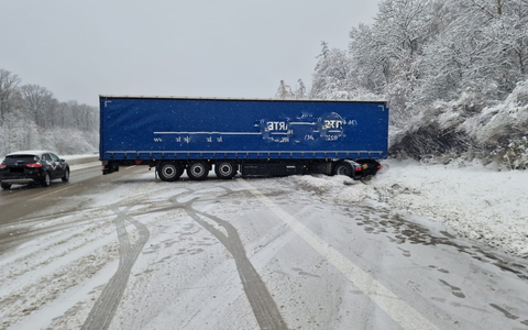 API-TH: Sattelzug steht quer auf der Fahrbahn - Foto: presseportal.de
