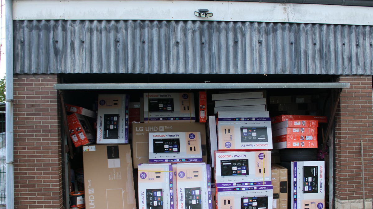 Teile des Diebesgutes aus dem Millionen-Diebstahl in Duisburg in einer Garage. - Foto: Polizei Duisburg/dpa