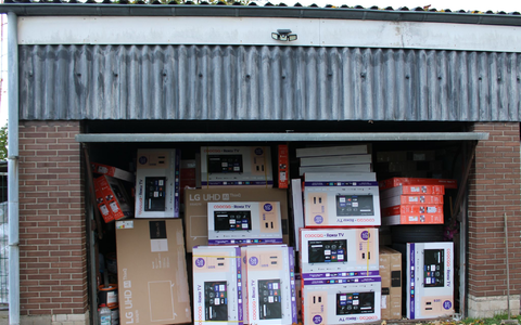 Teile des Diebesgutes aus dem Millionen-Diebstahl in Duisburg in einer Garage. - Foto: Polizei Duisburg/dpa