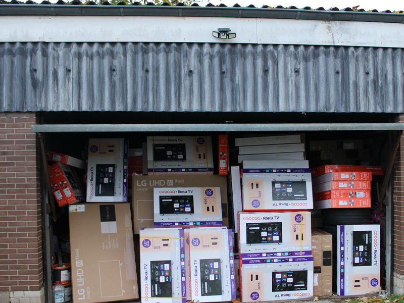 Teile des Diebesgutes aus dem Millionen-Diebstahl in Duisburg in einer Garage. - Foto: Polizei Duisburg/dpa