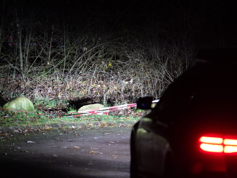 Der Fundort der Leiche in Kaltenkirchen ist von der Polizei mit Flatterband abgesperrt worden. - Foto: Marcus Brandt/dpa