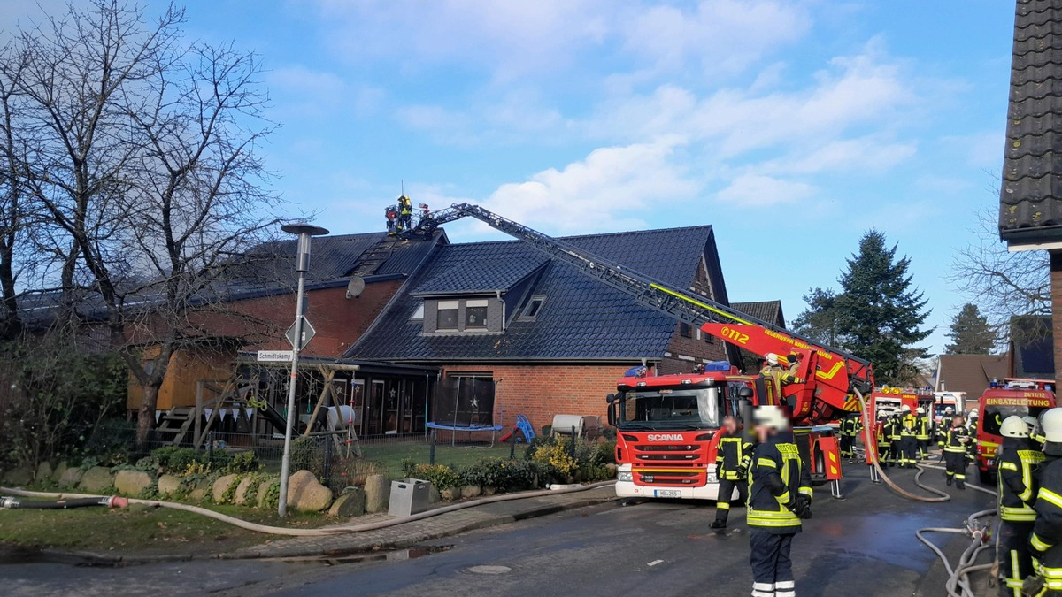 FW Bremerhaven: Feuerwehr Bremerhaven unterstützt bei Dachstuhlbrand in Flögeln - Foto: presseportal.de
