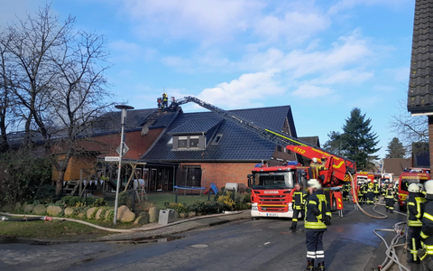 FW Bremerhaven: Feuerwehr Bremerhaven unterstützt bei Dachstuhlbrand in Flögeln - Foto: presseportal.de