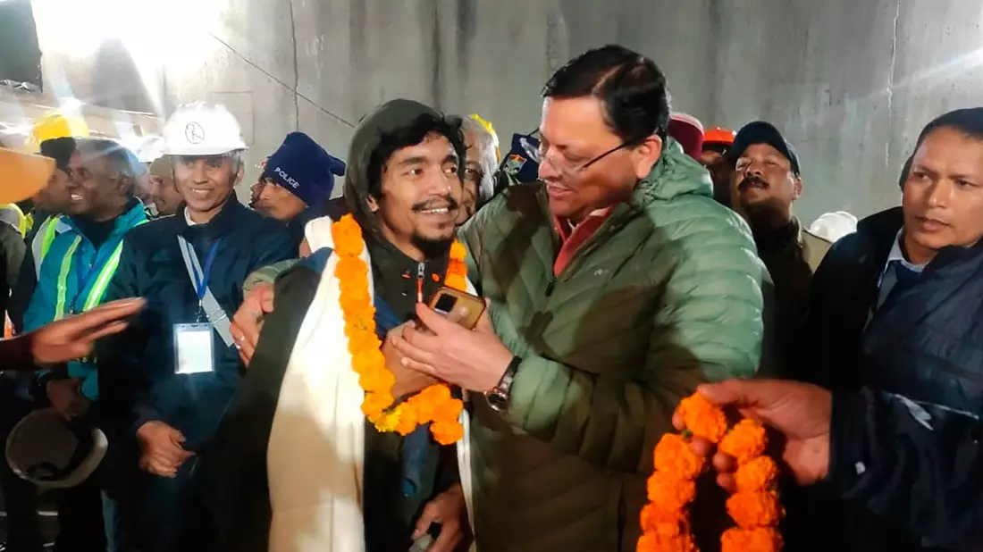 Pushkar Singh Dhami (r), Ministerpräsident von Uttarakhand, begrüßt einen Arbeiter, der aus dem eingestürzten Tunnel gerettet wurde. - Bild: Uncredited/UTTARAKHAND STATE DEPARTMENT OF INFORMATION AND PUBLIC RELATIONS/AP/dpa