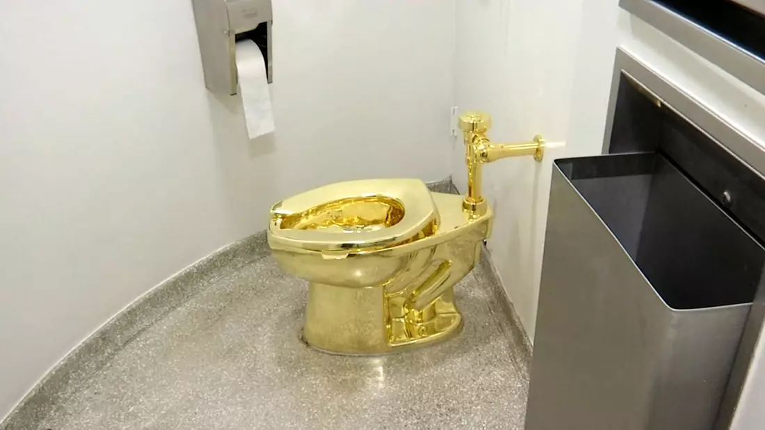 Das Archiv-Video-Standbild zeigt die 18-karätige goldene Toilette «America» des italienischen Künstlers Maurizio Cattelan im New Yorker Guggenheim Museum. - Bild: ---/AP/dpa