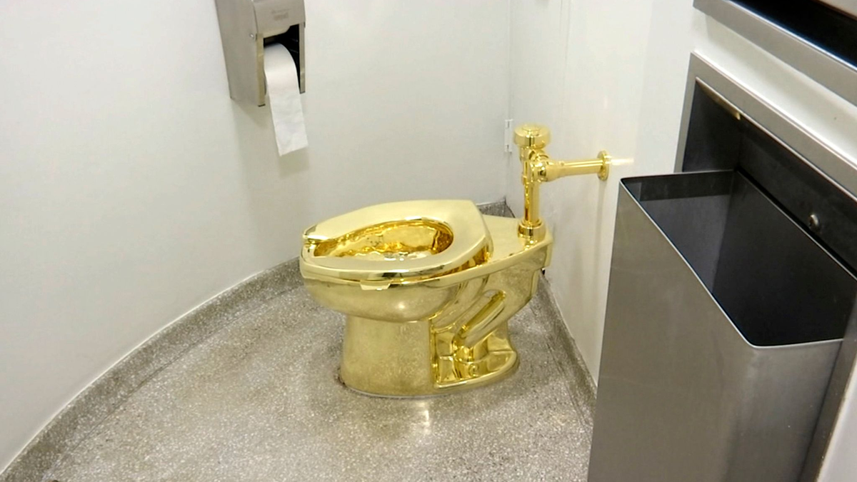 Das Archiv-Video-Standbild zeigt die 18-karätige goldene Toilette «America» des italienischen Künstlers Maurizio Cattelan im New Yorker Guggenheim Museum. - Foto: ---/AP/dpa