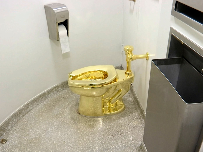 Das Archiv-Video-Standbild zeigt die 18-karätige goldene Toilette «America» des italienischen Künstlers Maurizio Cattelan im New Yorker Guggenheim Museum. - Foto: ---/AP/dpa