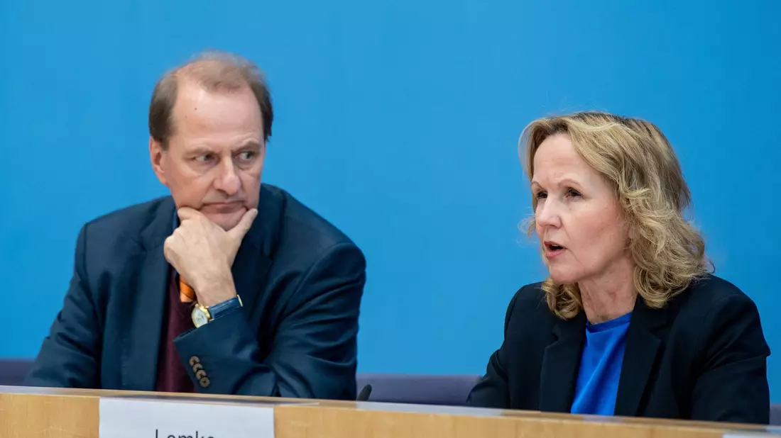 Umweltministerin Steffi Lemke (Bündnis 90/Die Grünen) und Dirk Messner, Präsident des Umweltbundesamtes. - Bild: Melissa Erichsen/dpa