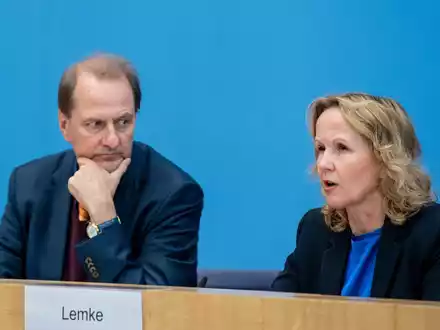 Umweltministerin Steffi Lemke (Bündnis 90/Die Grünen) und Dirk Messner, Präsident des Umweltbundesamtes. - Foto: Melissa Erichsen/dpa