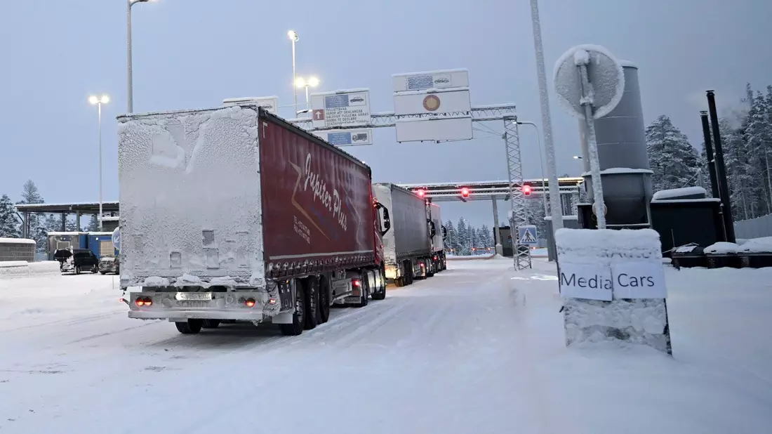 Lkw stehen an der internationalen Grenzübergangsstation Raja-Jooseppi. - Bild: Emmi Korhonen/Lehtikuva/AP/dpa
