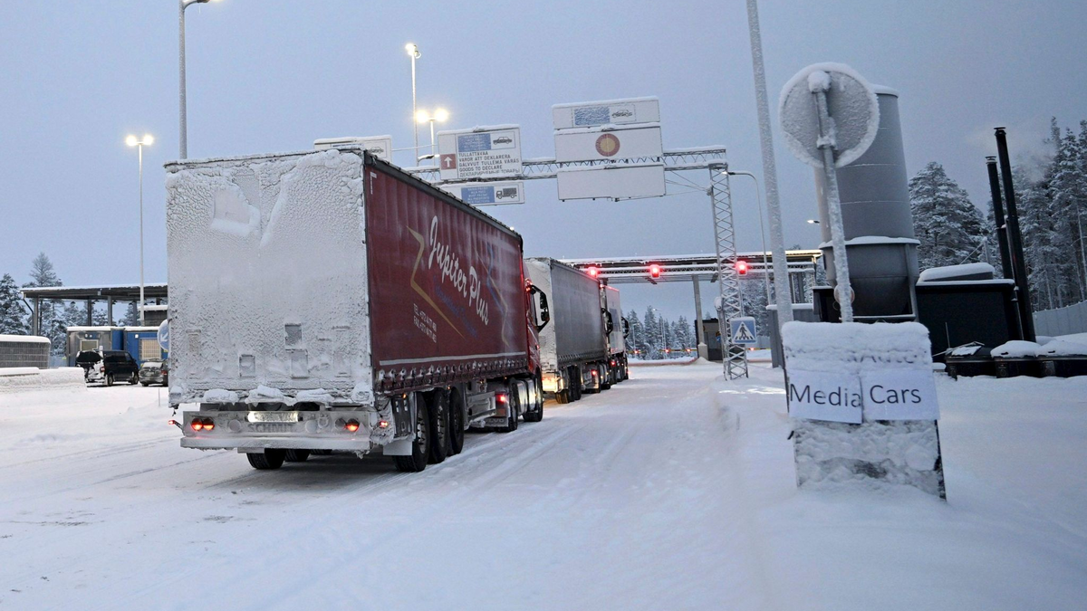 Lkw stehen an der internationalen Grenzübergangsstation Raja-Jooseppi. - Foto: Emmi Korhonen/Lehtikuva/AP/dpa