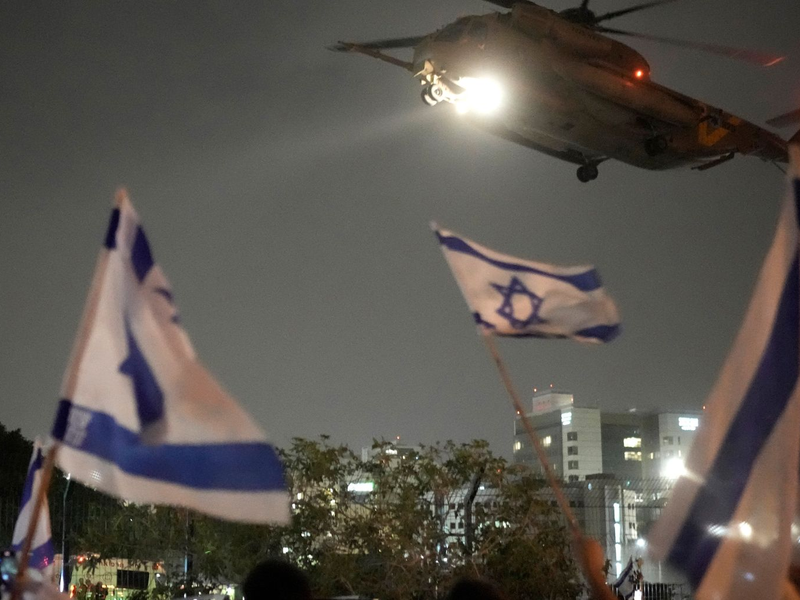 Israelische Soldaten auf einem Panzer nahe der Grenze zwischen Israel und Gaza. - Foto: Leo Correa/AP/dpa