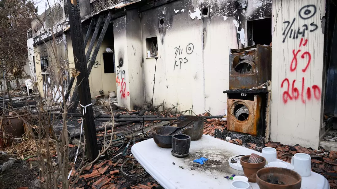 Trümmer vor einem zerstörten Haus im Kibbutz Beeri an der Grenze zum Gazastreifen. Der Kibbutz wurde bei dem Terrorangriff am 7. Oktober überfallen, viele Bewohner wurden ermordet oder verschleppt. - Bild: Bernd von Jutrczenka/dpa