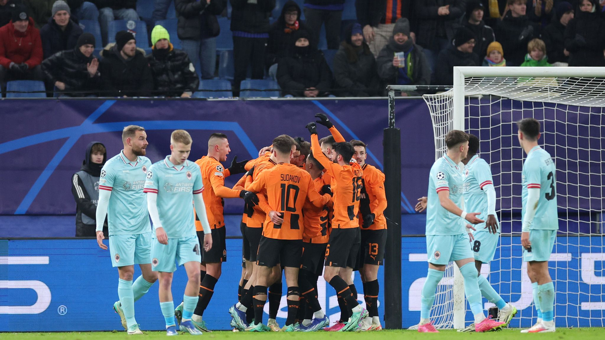 Die Spieler von Donezk jubeln nach dem Siegtor zum 1:0. - Foto: Christian Charisius/dpa