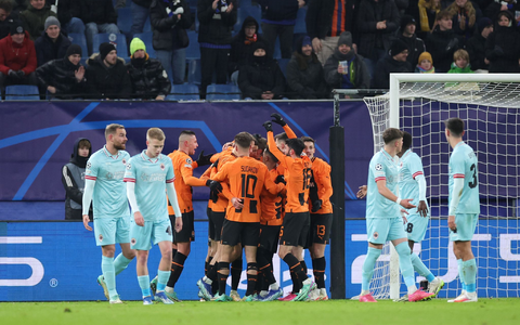 Die Spieler von Donezk jubeln nach dem Siegtor zum 1:0. - Foto: Christian Charisius/dpa