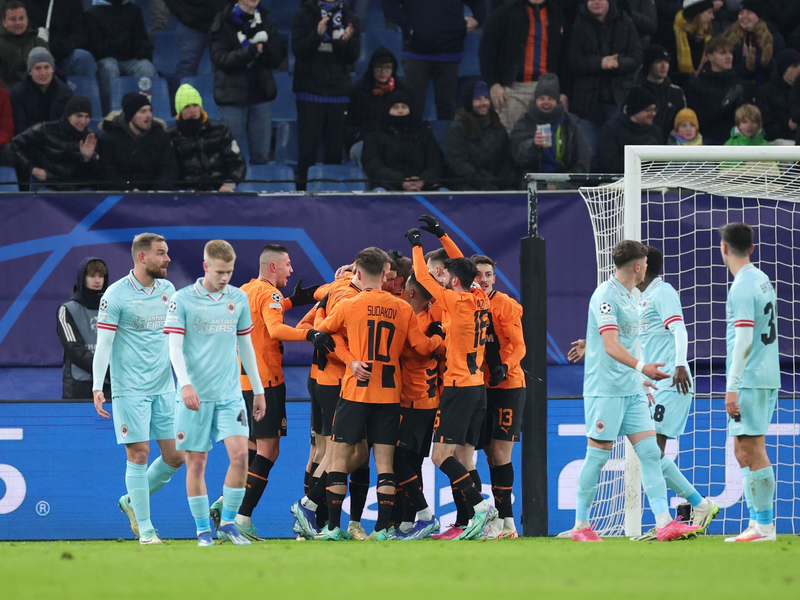 Die Spieler von Donezk jubeln nach dem Siegtor zum 1:0. - Foto: Christian Charisius/dpa