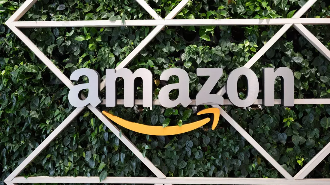 Amazon hat den KI-Chatbot Q für Geschäftskunden vorgestellt. - Bild: Sebastian Kahnert/dpa