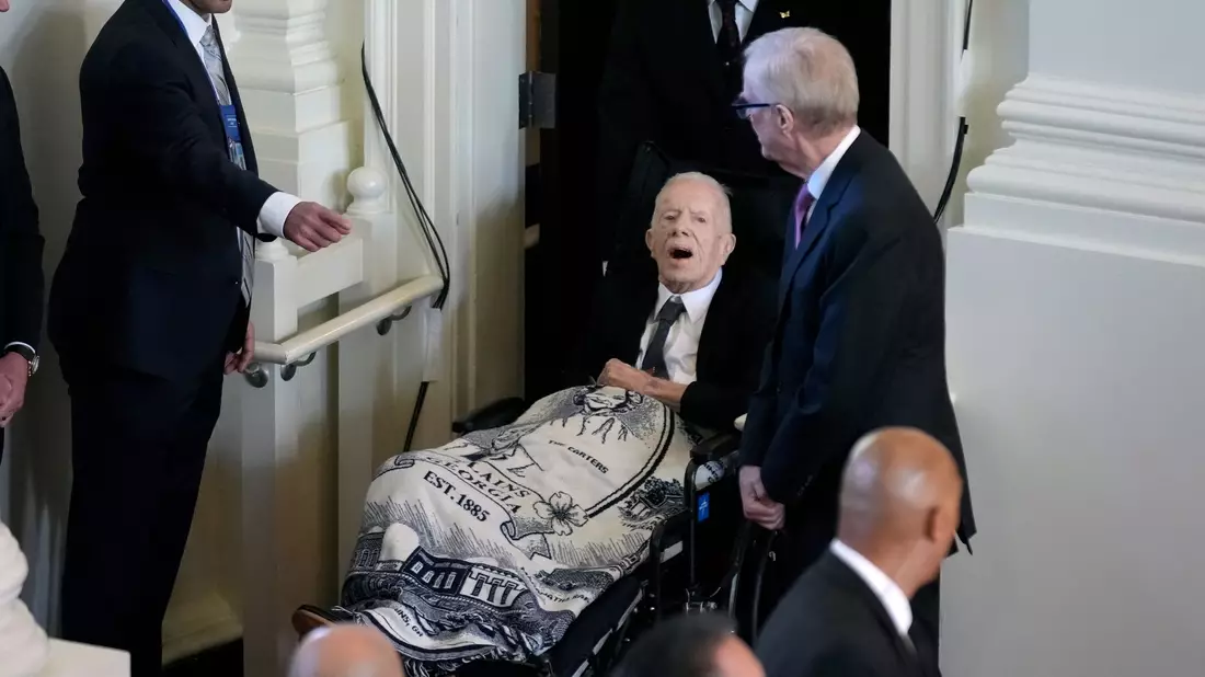 Jimmy Carter beim Gedenkgottesdienst für seine Frau Rosalynn in der Glenn Memorial Church. - Bild: Andrew Harnik/AP/dpa