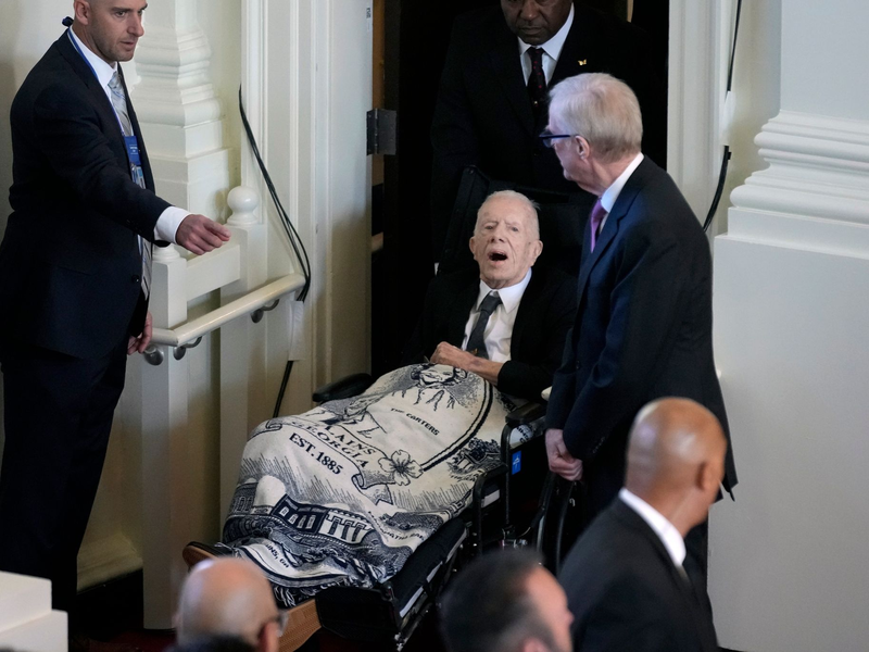 Jimmy Carter beim Gedenkgottesdienst für seine Frau Rosalynn in der Glenn Memorial Church. - Foto: Andrew Harnik/AP/dpa