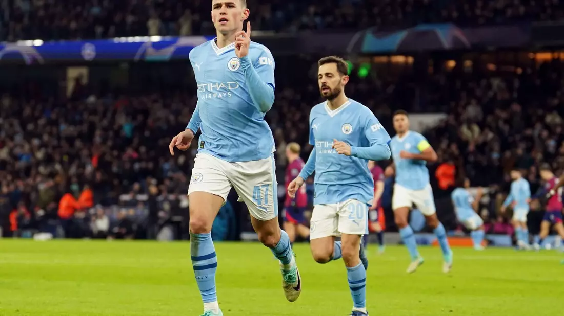 Citys Phil Foden (l) feiert seinen Treffer zum zwischenzeitlichen 2:2. - Bild: David Davies/PA Wire/dpa