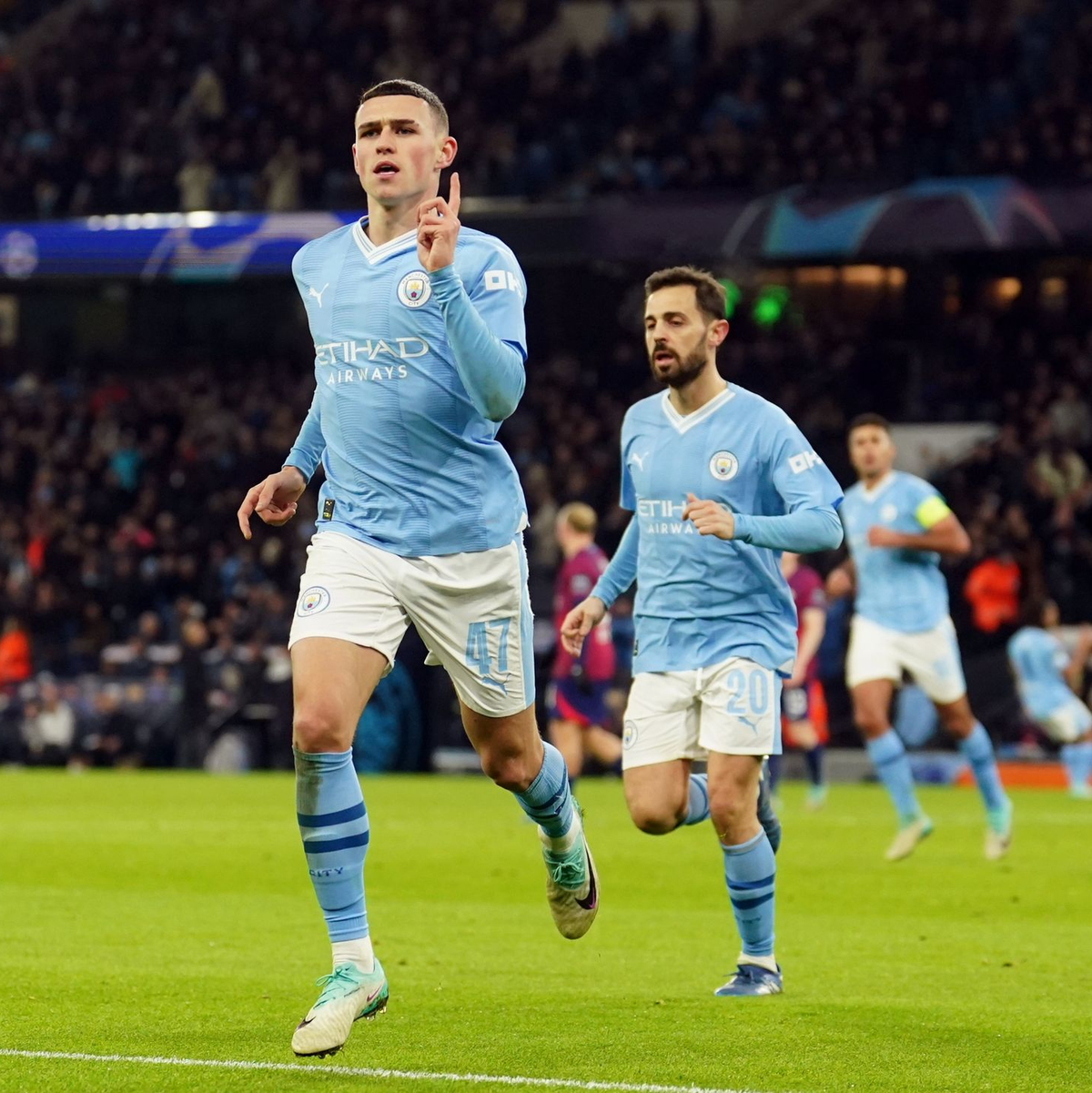 Citys Phil Foden (l) feiert seinen Treffer zum zwischenzeitlichen 2:2. - Foto: David Davies/PA Wire/dpa