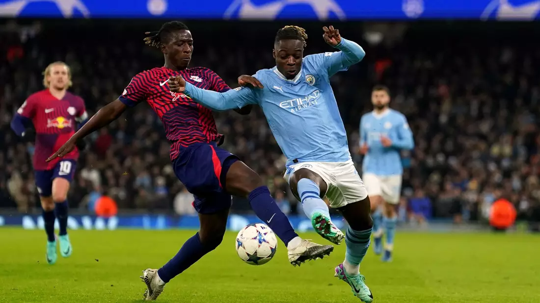 Duell um den Ball: Jeremy Doku (r) von Manchester City gegen Leipzigs Amadou Haidara. - Bild: Martin Rickett/PA Wire/dpa
