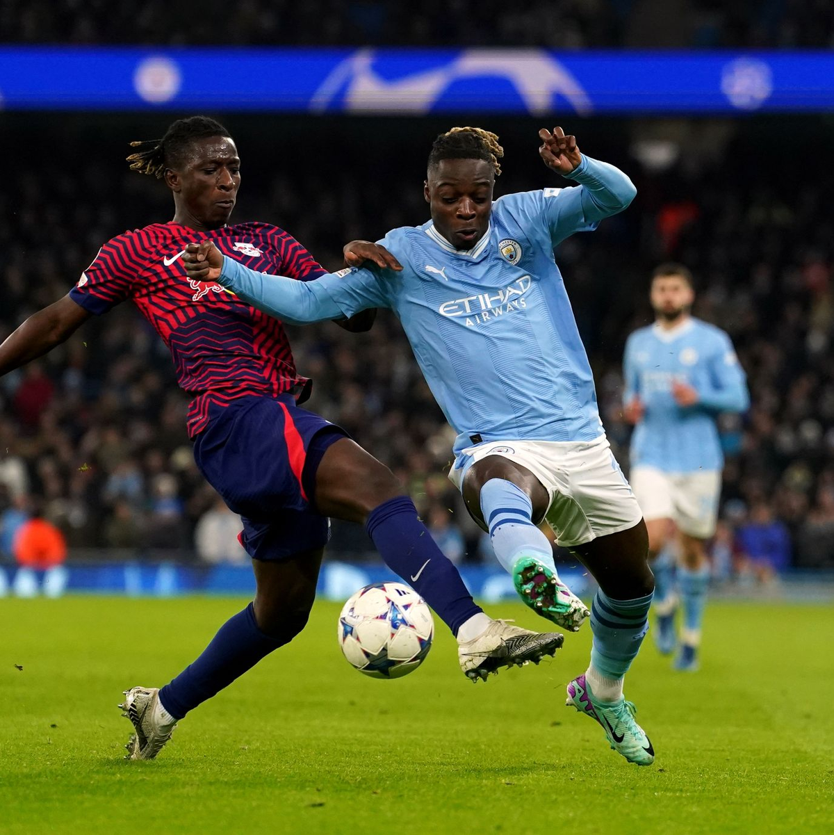 Duell um den Ball: Jeremy Doku (r) von Manchester City gegen Leipzigs Amadou Haidara. - Foto: Martin Rickett/PA Wire/dpa