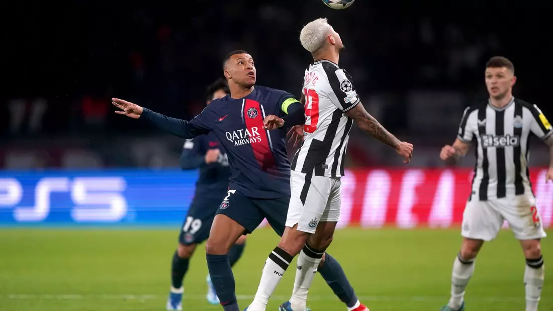 Torjäger Kylian Mbappé (l) rettete PSG gegen Newcastle spät einen Punkt. - Bild: Owen Humphreys/PA Wire/dpa