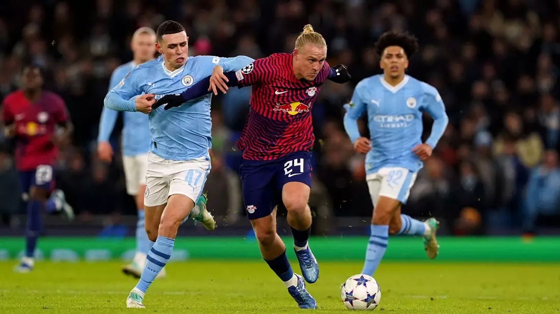 Trotz eines Doppelpacks von Lois Openda (M) muss sich der RB Leipzig gegen Manchester City geschlagen geben. - Bild: Martin Rickett/PA Wire/dpa